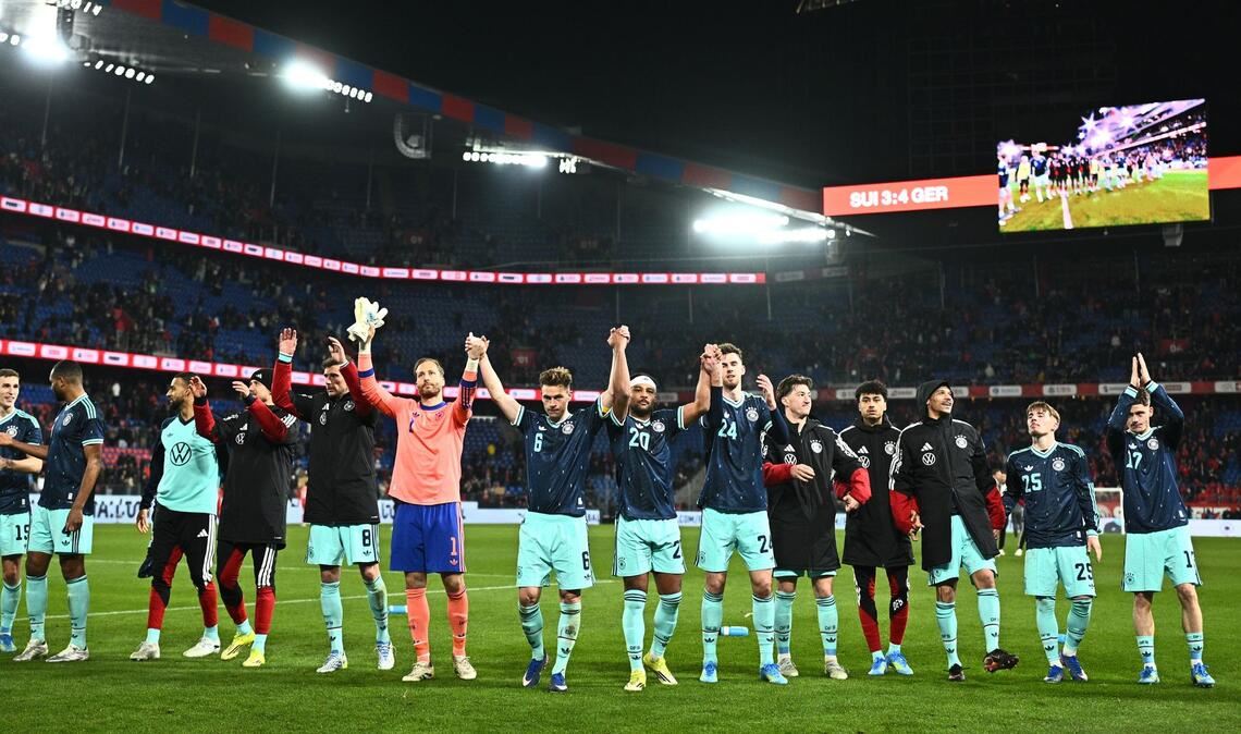 Die deutsche Mannschaft feiert nach dem Abpfiff den Sieg.