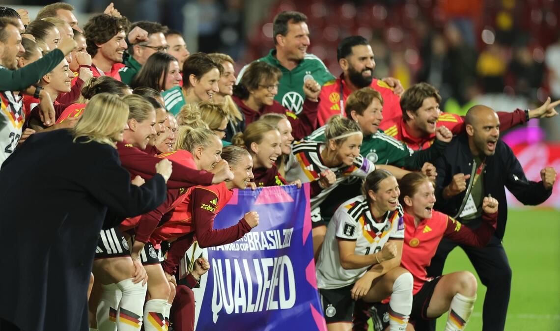 Die deutsche Mannschaft jubelt nach dem Sieg in der WM-Qualifikation gegen Norwegen.