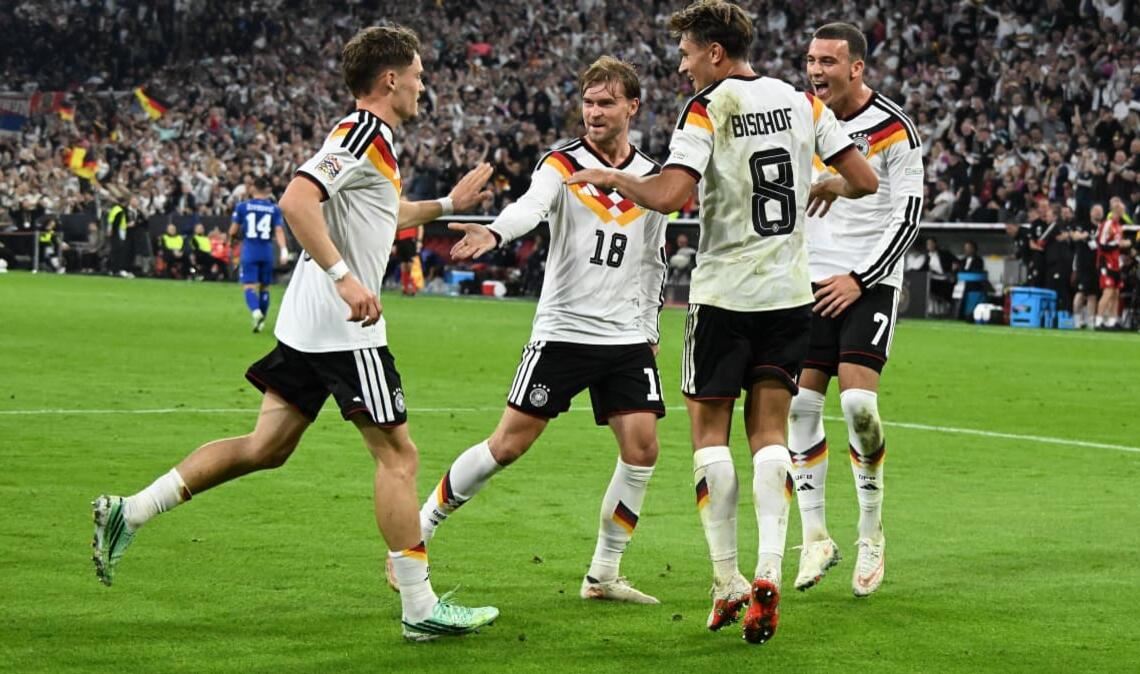 Die deutsche Nationalmannschaft siegt – Said El Mala, Tom Bischof und Maximilian Mittelstädt jubeln mit Torschütze Florian Wirtz (v. re.).