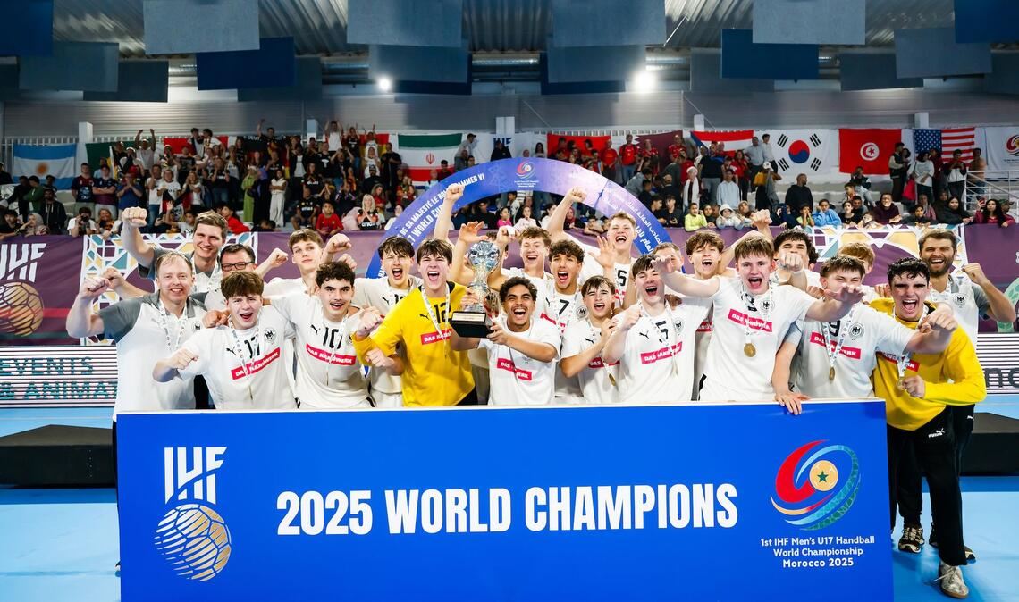 Die deutsche U17-Handballnationalmannschaft feiert ihren Weltmeistertitel.