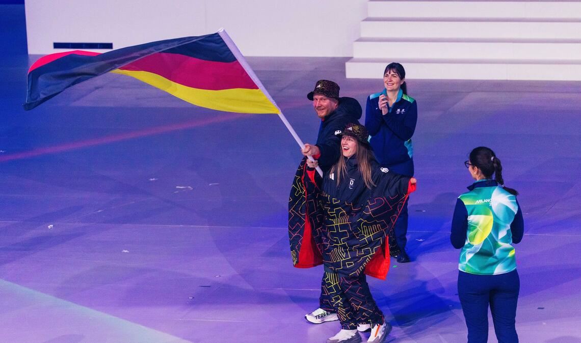 Die deutschen Fahnenträger Christoph Schmiedt und Andrea Rothfuss.