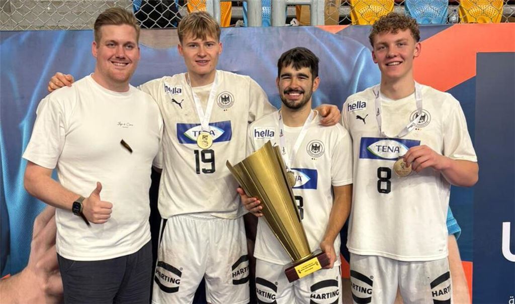 Die deutschen U-19-Weltmeister Max Heydecke, Nick Scherbaum und Linus Schmid mit Magnus Gründig (v. re.) dem Sportlichen Leiter Leistungssport bei JANO Filder.