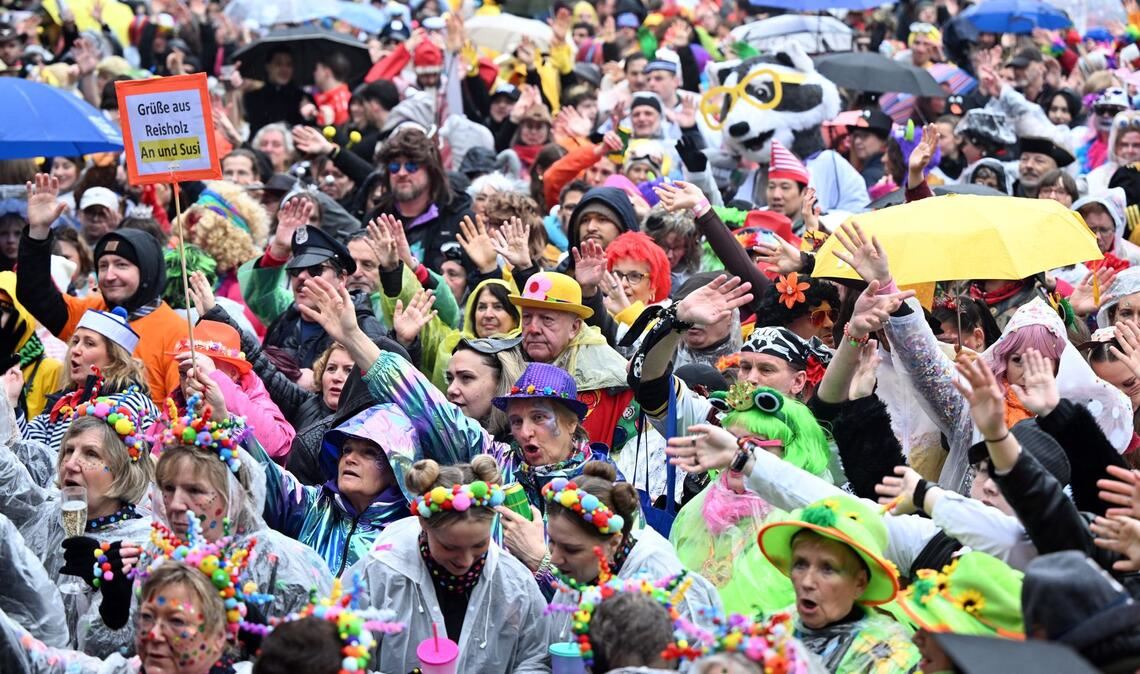 Die diesjährige Weiberfastnacht war ein nasser Start in den Straßenkarneval.