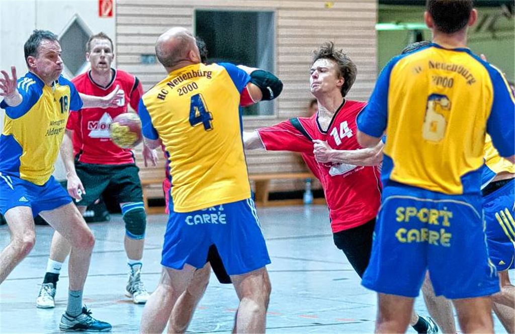 Die disziplinierte Leistung der SG Pforzheim/Wiernsheim (in Rot) sorgt für den ersten Punktverlust der Neuenbürger in dieser Saison und wachsende Ansprüche im eigenen Lager. Foto: Zschorsch