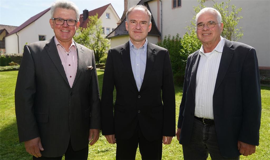 Die drei Dekane Joachim Botzenhardt aus Neuenbürg, Christoph Glimpel vom Badischen Enzkreis und Jürgen Huber aus Mühlacker (v. li.) blicken der Fusion hoffnungsvoll entgegen. Foto: Roller
