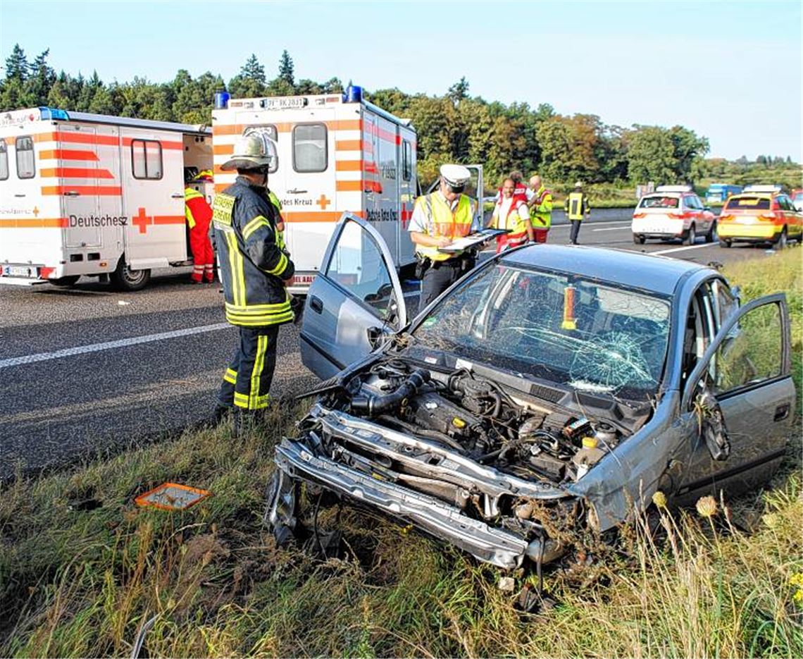 Die drei Insassen des Kadetts erleiden schwere Verletzungen. 