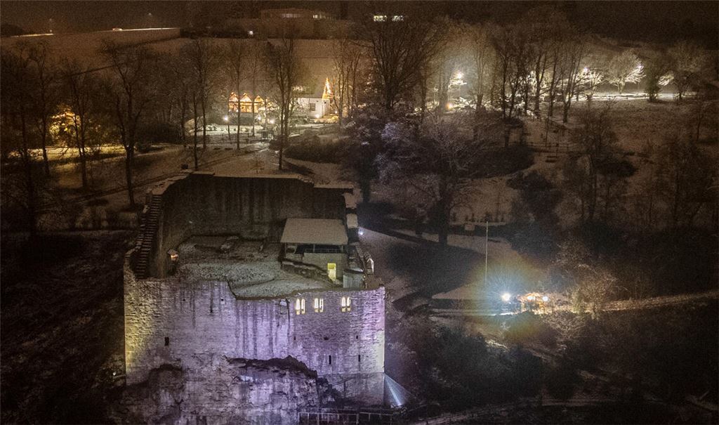 Die drei Löffelstelz-Fenster leuchten auch dieses Jahr wieder und bilden den Auftakt des Dürrmenzer Adventskalenders. Foto: Fotomoment