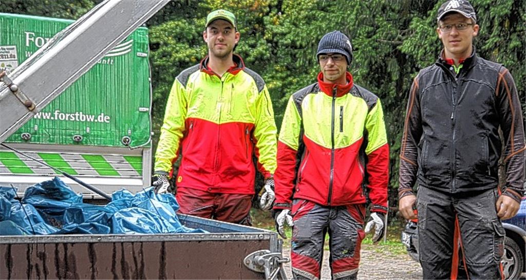Die drei Waldarbeiter Roman Arndt (v. li.), Marco El-Adh-Ami und Thomas Gander stehen neben einem Anhänger, den sie kurz zuvor mit den Tierresten beladen haben. 