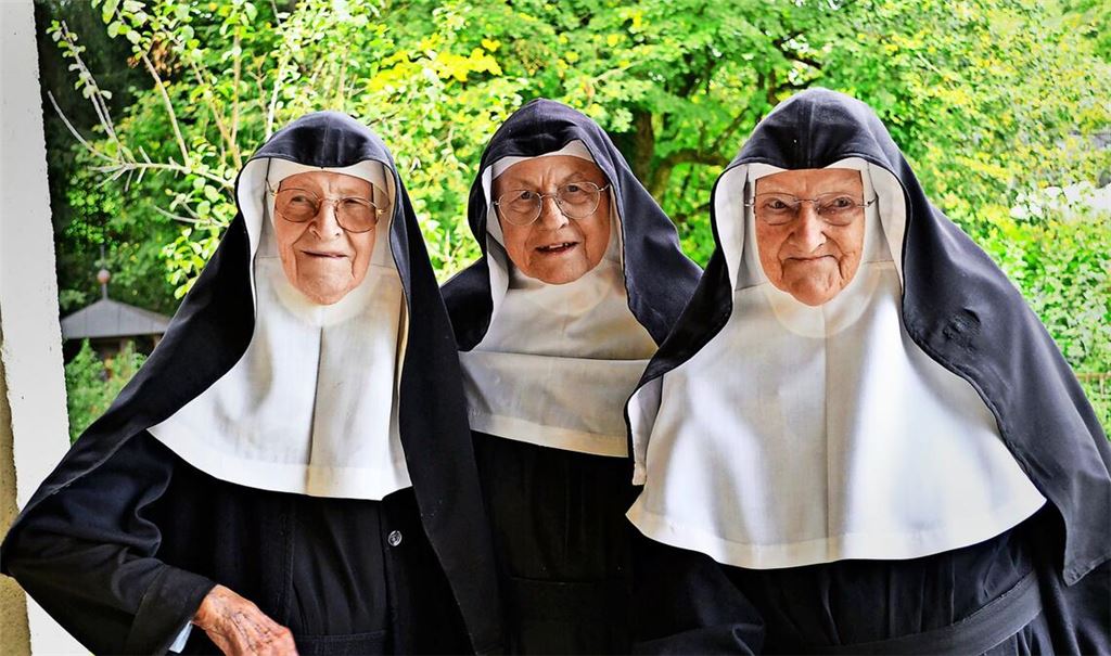 Die drei aufmüpfigen Nonnen aus ÖsterreichSchwester Regina, Schwester Rita und Schwester Bernadette (von links)  sind wieder an dem Ort, den sie ihre Heimat nennen.
