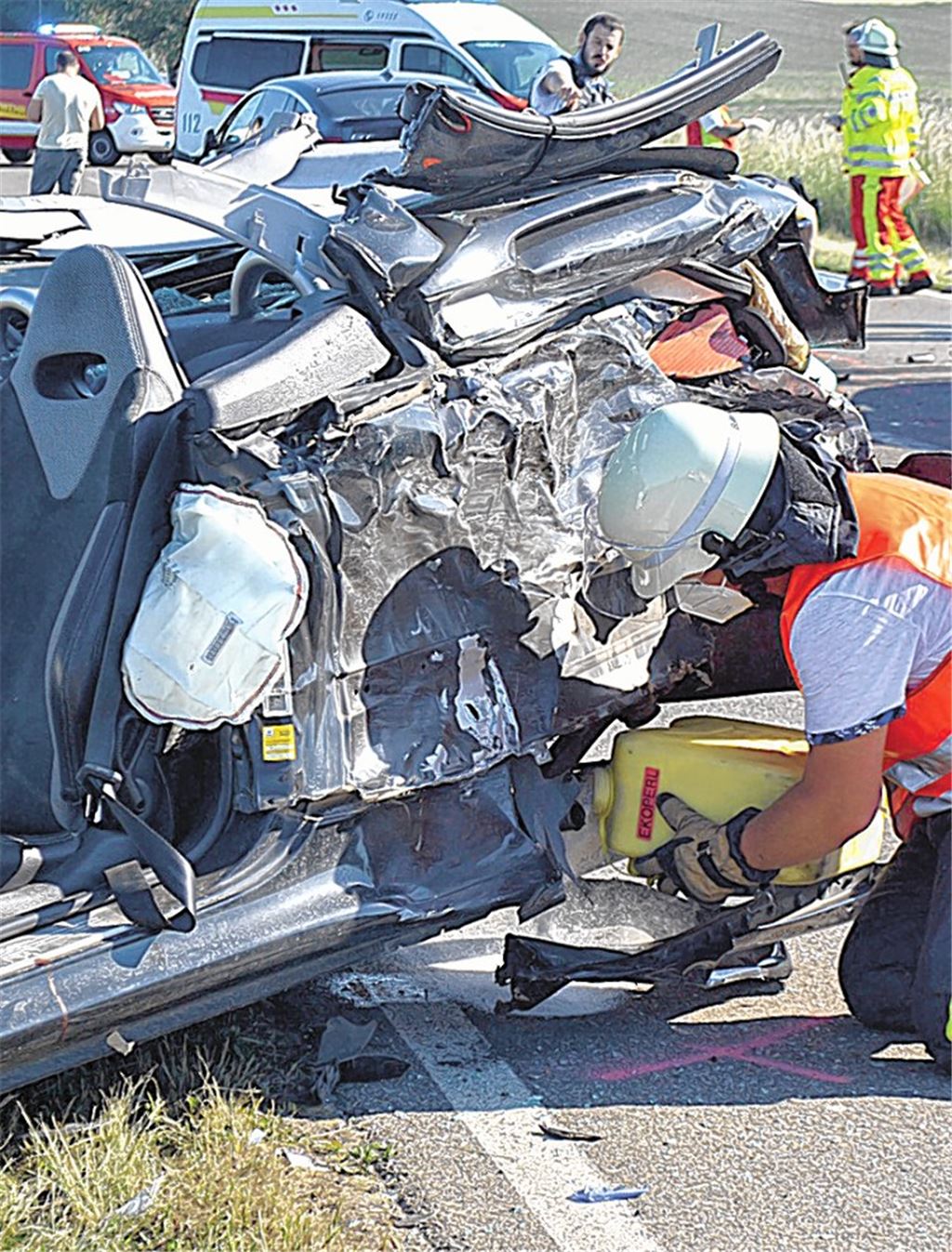 Die drei beteiligten Autos werden bei dem Unfall komplett demoliert.Myroshnichenko