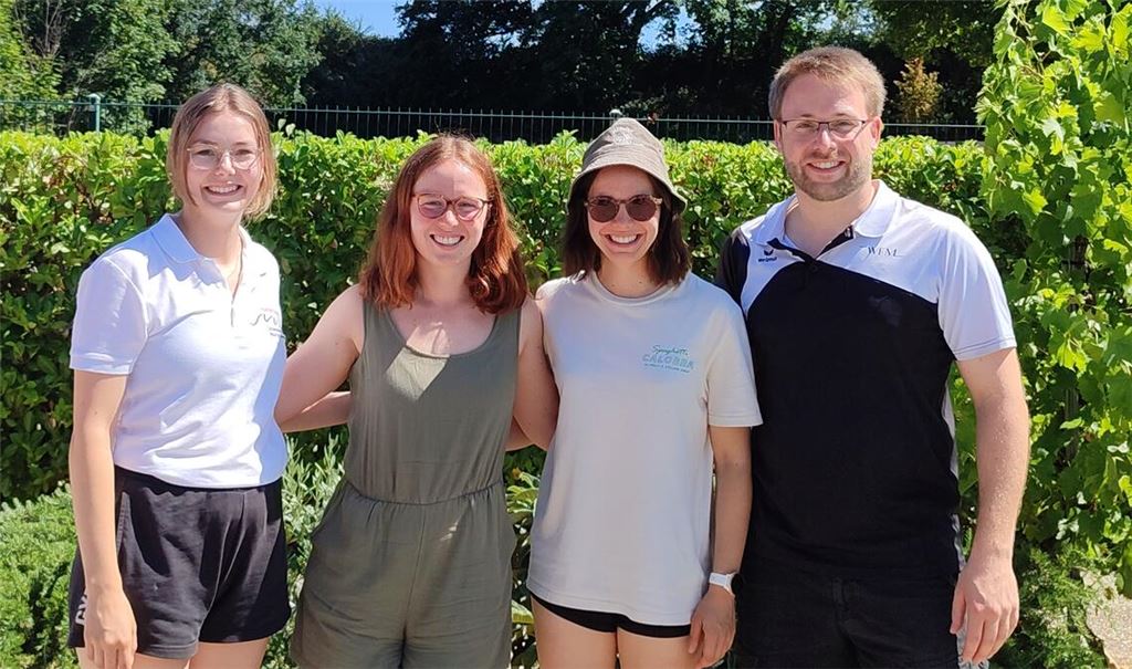 Die drei erfolgreichen Masterschwimmer der Wasserfreunde Mühlacker mit ihrer Wettkampfrichterin (links) beim Wettkampf in Deidesheim.