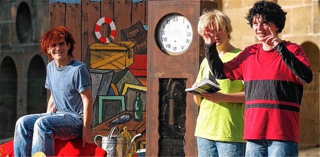 Die drei jungen Helden begeistern bei der Theateraufführung im Maulbronner Klosterhof das Publikum mit ihren Einfällen. 
