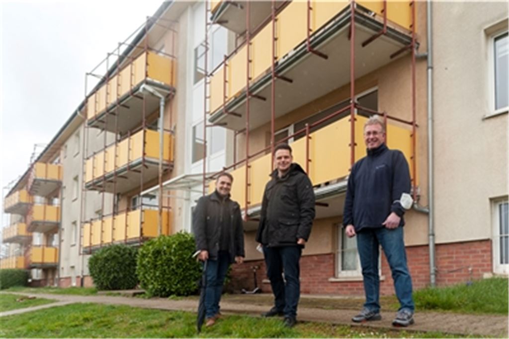 Die dreigeschossigen Gebäude, die der Genossenschaft Familienheim Pforzheim gehören, stehen derzeit leer, in den 18 Wohneinheiten können bis zu 120 Menschen untergebracht werden. Foto: Fotmoment