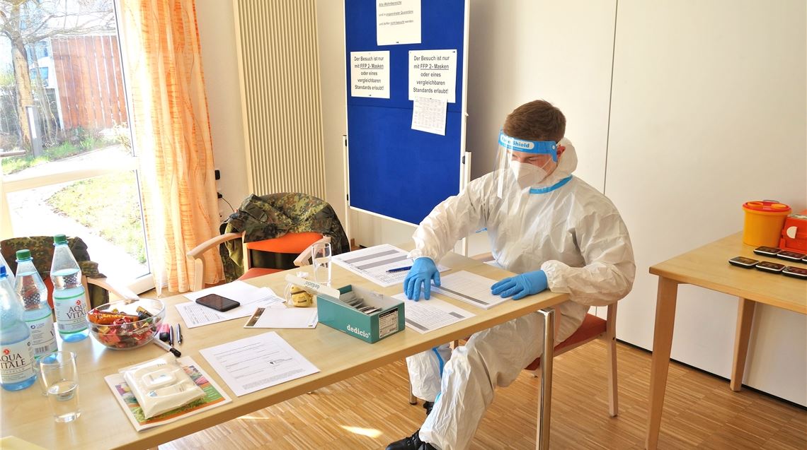 Die dritte Welle der Pandemie wirkt sich bei Älteren weniger stark aus. Im Seniorenheim St. Clara sind nun die Testungen durch Bundeswehrsoldaten – im Bild Simon Wagner – ausgelaufen. Foto: privat