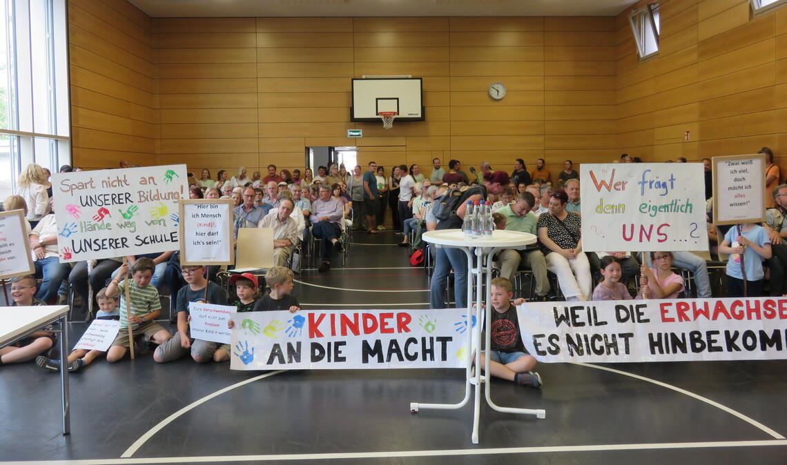 Die drohende Schließung der Grundschule in Freudenstein ruft jede Menge Menschen aller Altersgruppen auf den Plan. War je eine Gemeinderatssitzung besser besucht? Foto: Becker