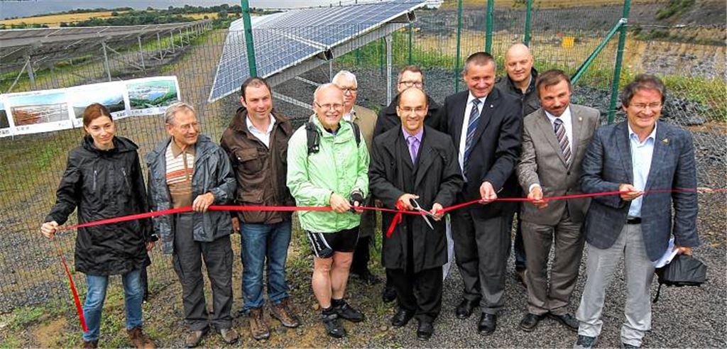 Die dunklen Wolken mögen sich alsbald wieder verziehen – der sicher einmütige Wunsch von Betreibern, politischer Prominenz und Wegbegleitern bei der Einweihung des Solarparks.Foto: Kollros