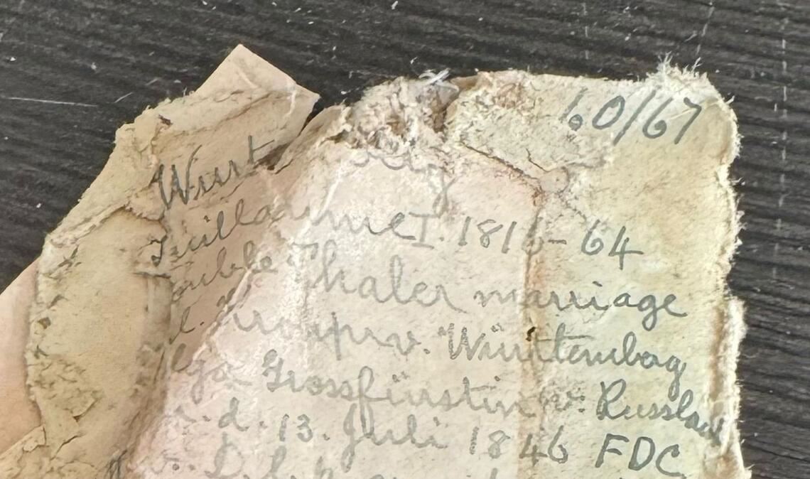 Die durch Wassereintritt teils vergammelten Münztütchen, die jahrzehntelang vergraben waren.