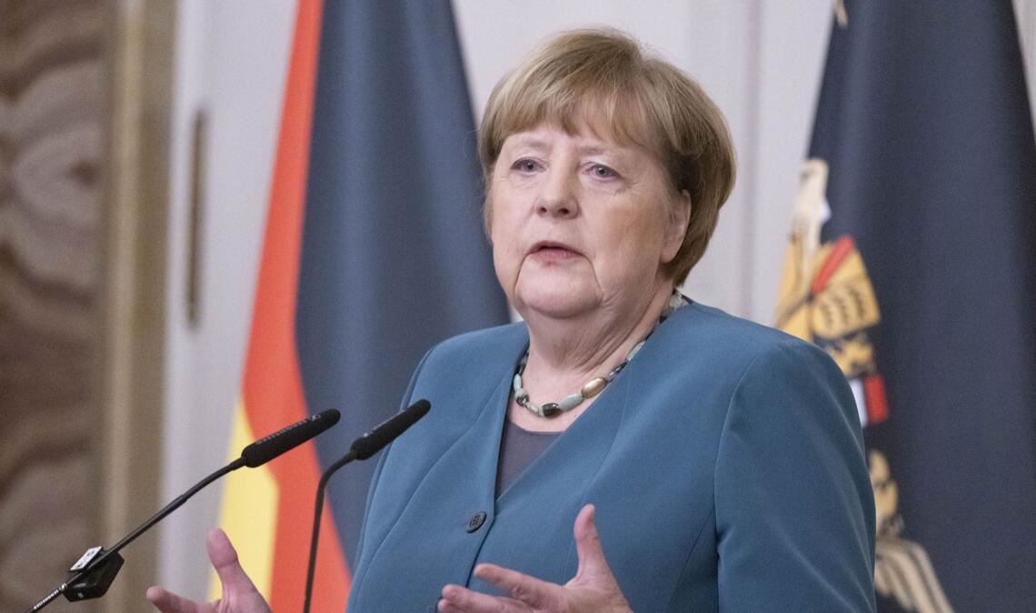 Die ehemalige Bundeskanzlerin Angela Merkel (CDU) nimmt an einer Ehrung im Neuen Schloss in Stuttgart teil.