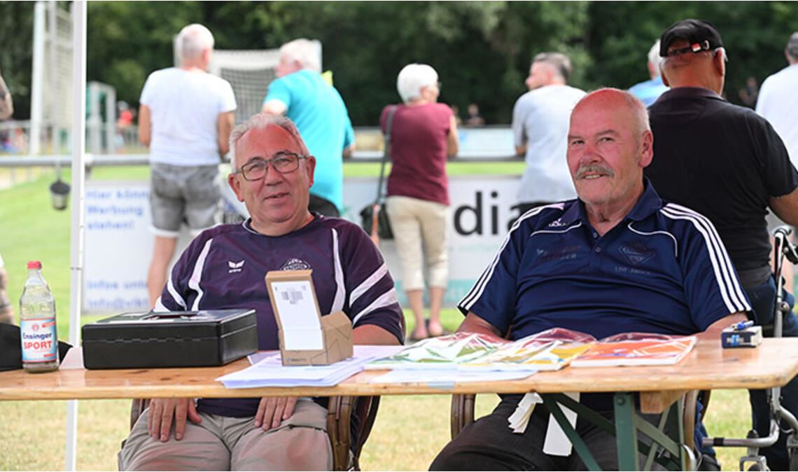 Die ehrenamtlichen Helfer des FC Viktoria Enzberg sind gut gelaunt. 
