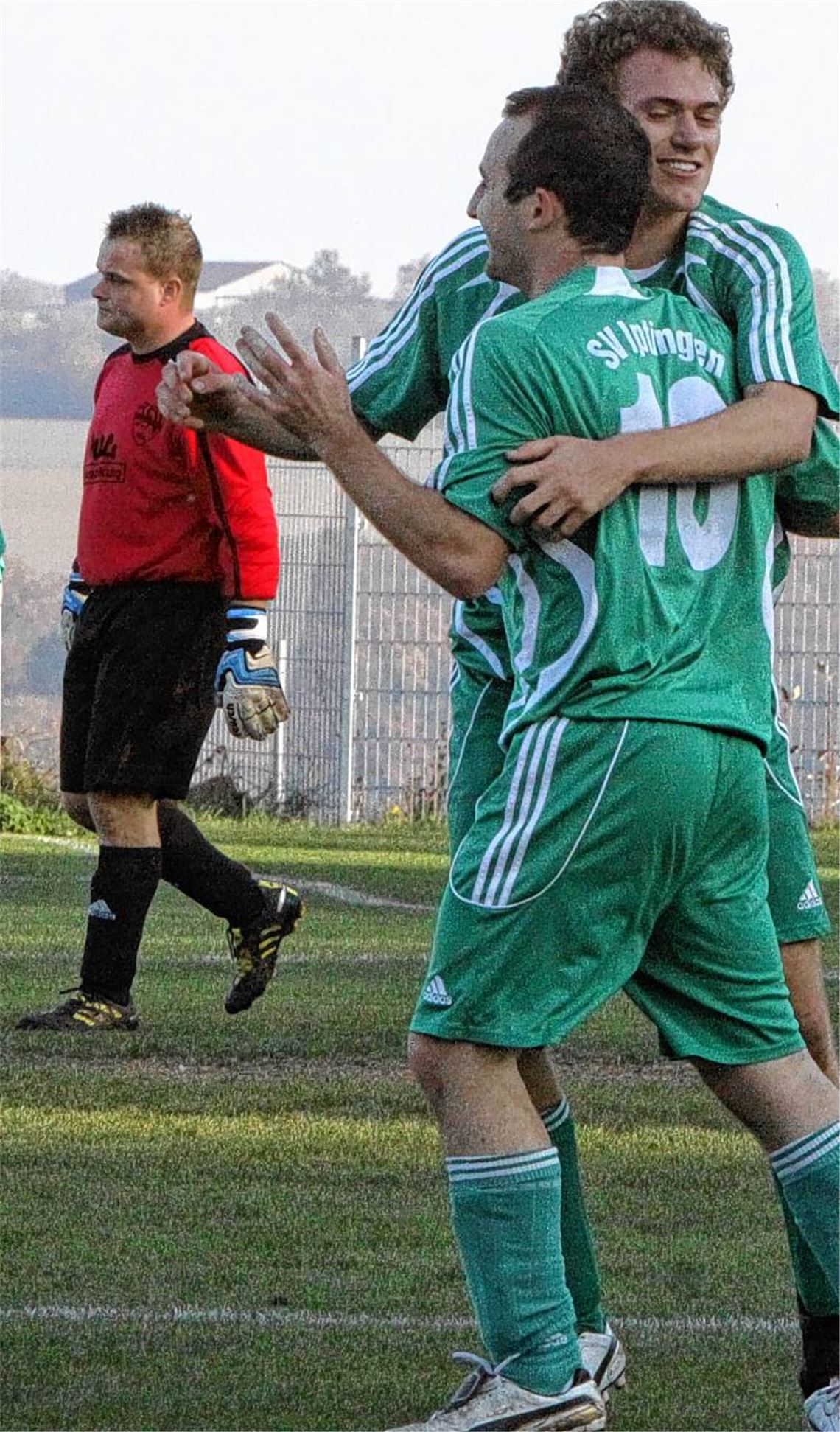 Die einen jubeln und tanzen , die anderen schieben Frust: Julian Schreder (re.) und Marc Nowotny sind mit dem SV Iptingen auf der Sonnenseite der Tabelle, Holger Kraft (li.) erlebt dagegen mit dem TSV Mühlhausen bisher eine ganz düstere Saison. Foto: Eigner