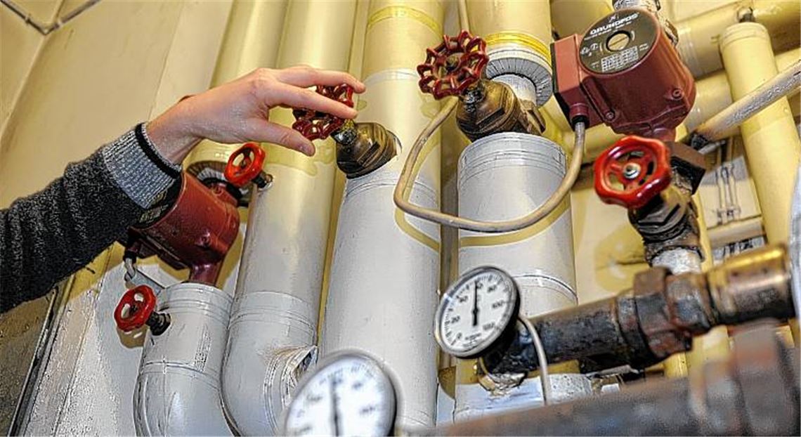 Die einfachste Art zu sparen: Man dreht der Heizung einfach den Hahn ab. Nach einer wochenlangen Frostperiode freuen sich Verbraucher und Kommunen über zweistellige Temperaturen.