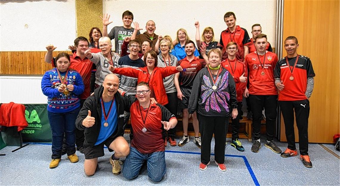 Die elf Inklusions-Teams können sich miteinander und auch füreinander freuen. In der hintersten Reihe winken die Gewinner Sebastian Rösenberg (v. li.) und Christian Beran.Schüller