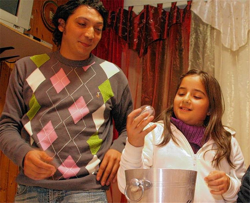 Die elfjährige Selin Yildirim (re., mit Tükischer-SV-Spielleiter Sahin Yildirim) ist eine der Glückfeen bei der Stadtpokal-Auslosung. Foto: Eigner