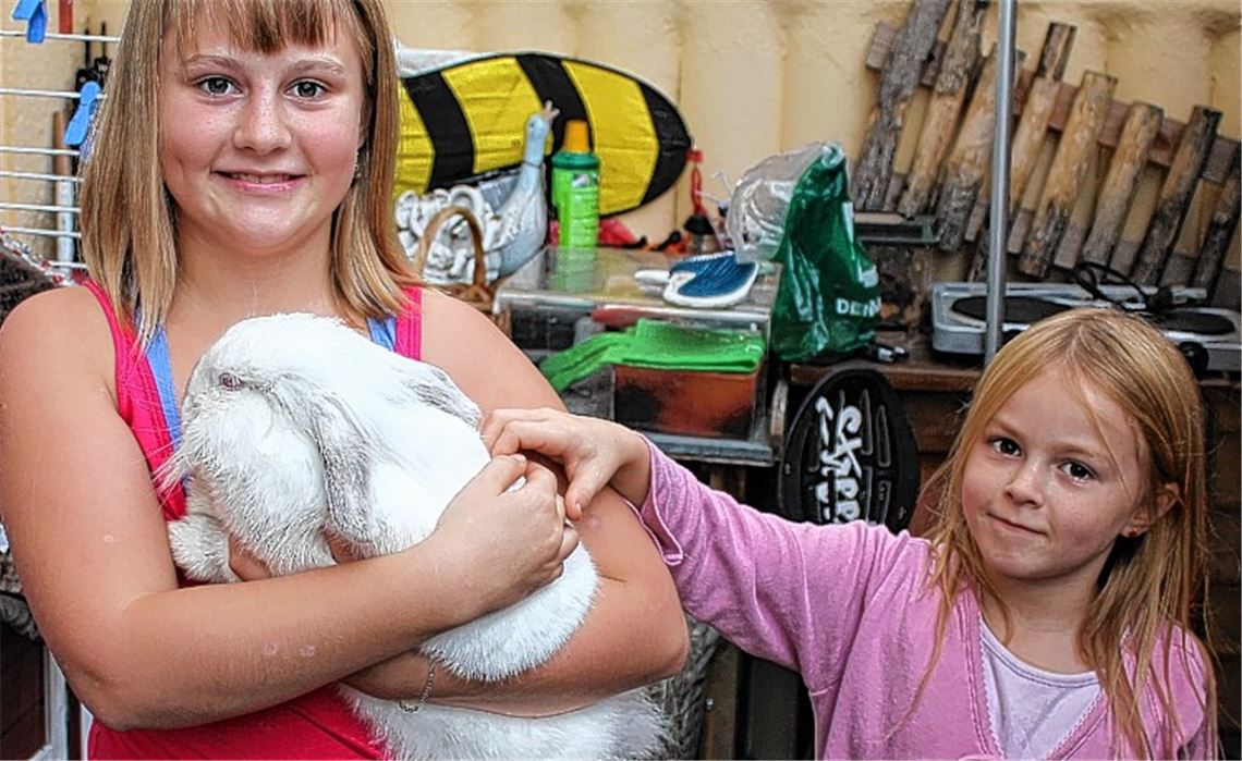 Die elfjährige Tabea (li.) und ihre kleine Schwester Mara wollen die Tiere natürlich behalten.