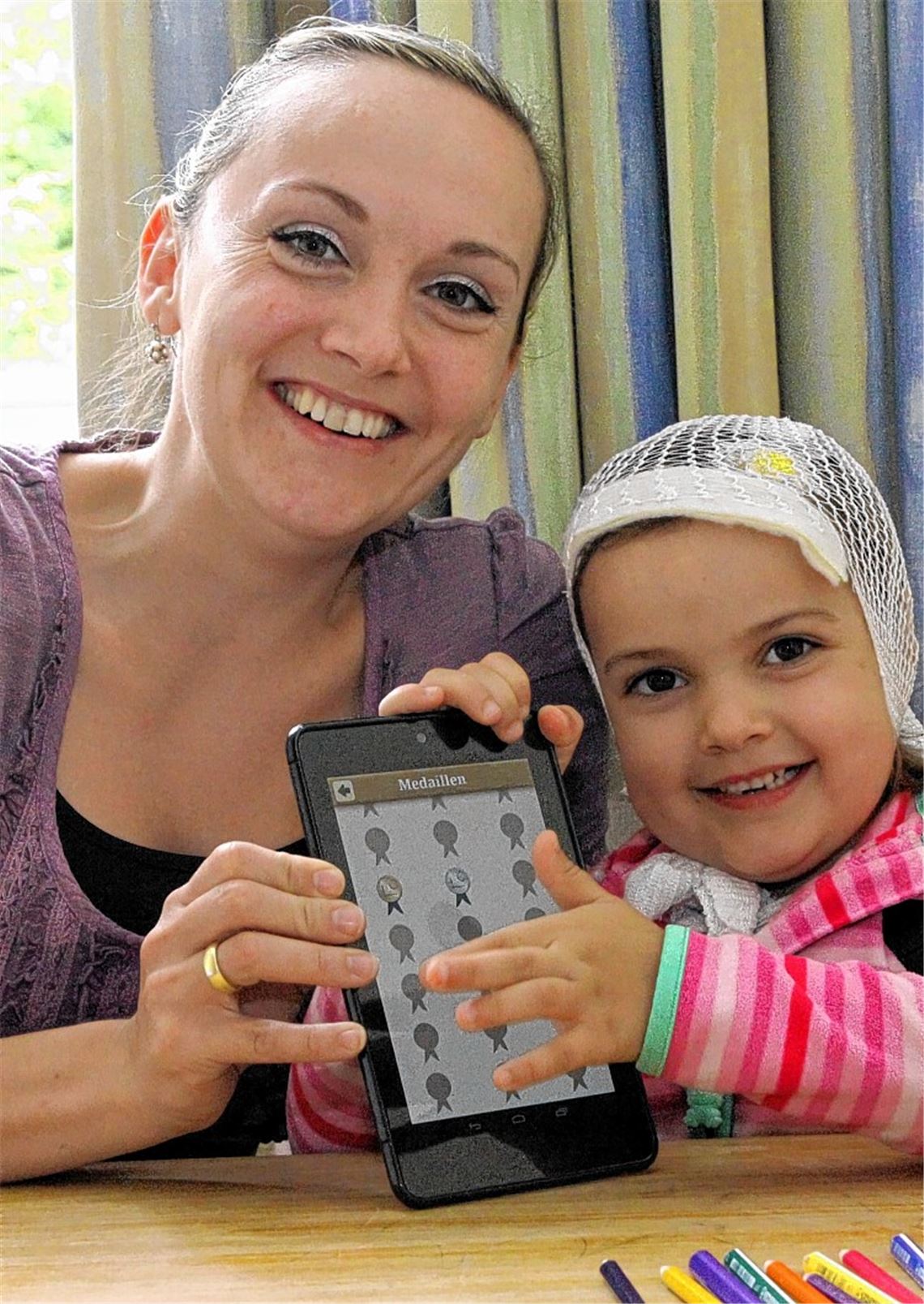 Die elfjährigen Zwillinge Paula (li.) und Marina sind Stammgäste im Therapiezentrum. Am liebsten gehen sie in das Bewegungsbad, das im vergangenen Jahr mit Spendengeldern des Klinik-Fördervereins Christophorushilfe auf Vordermann gebracht wurde. Fotos: Hansen