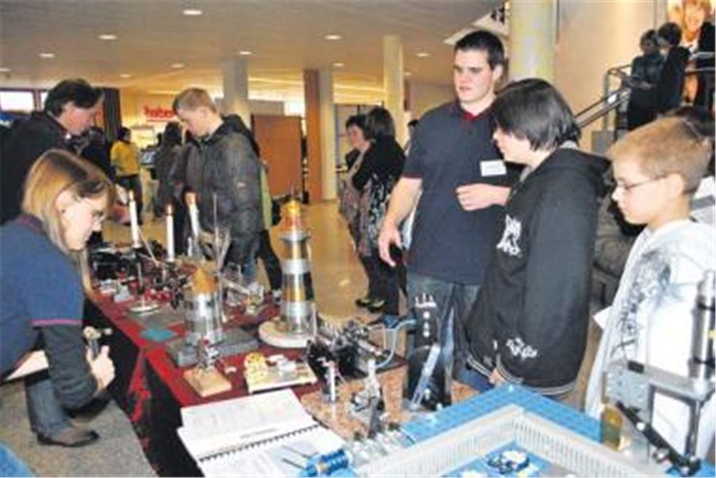 Die elfte Ausbildungsstellenbörse in Knittlingen bietet Jugendlichen praktische Einblicke in die Berufswelt  wie hier am Stand der Firma Richard Wolf. 
Foto: Stahlfeld 