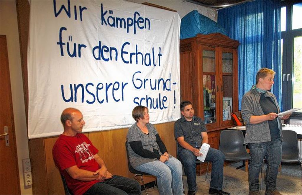 Die engagierten Eltern (v.re.) Sandra Kärcher, Oliver Höhner, Esther Gommel und Klaus Liebendörfer setzen sich für den Erhalt der Grundschule im Mühlacker Stadtteil ein.