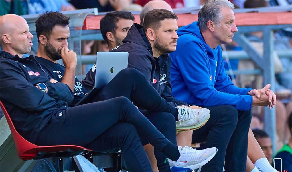 Die engsten Vertrauten von Chefcoach Marco Wildersinn (v. li.): Dominik Lang, Kerem Arslan (beide Co-Trainer), Denis Jercic (Torwart-Trainer) neben  Sport-Geschäftsführer Lutz Siebrecht.