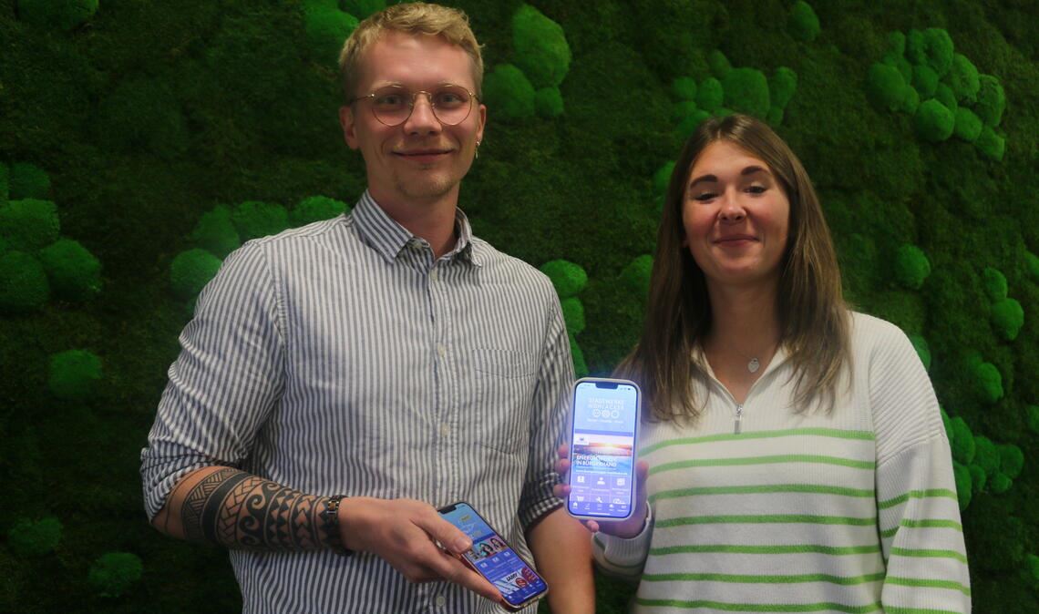 Die „enzJoy“-App könnte bald auch eine Plattform für Vereine werden, daran arbeiten Paul Renner und Patricia Schmidgall im Hintergrund. Foto: Deeg