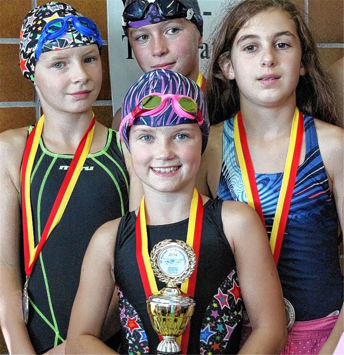 Die erfolgreiche Freistil-Mädchenstaffel mit Jennifer Kühn, Finja Maurer, Viviana Lauria (hinten v.li.) und Leonie Schlimmer.