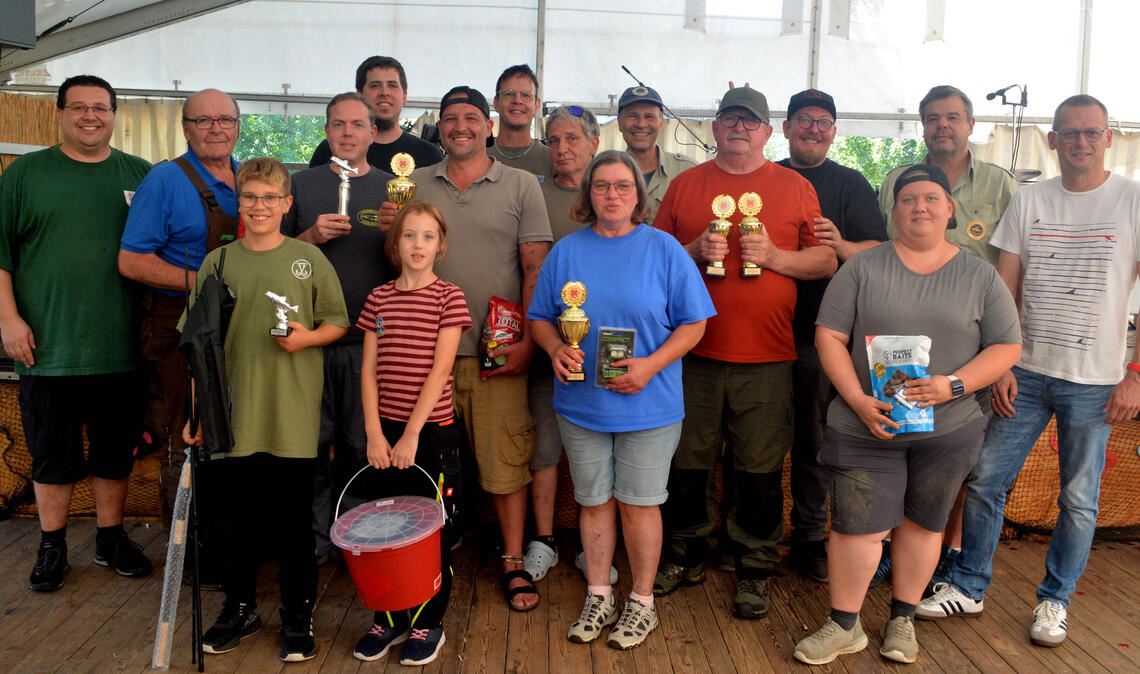 Die erfolgreichen Angler mit Oberbürgermeister Stephan Retter (re.) und dem Vereinsvorsitzendem Tobias Kärcher (li.). Foto: Stahlfeld