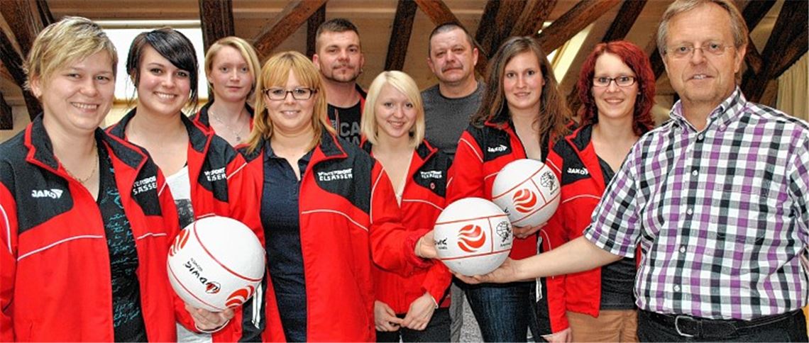 Die erfolgreichen Faustballerinnen (vordere Reihe vo.l.) Stephanie Frech, Larisssa Vetter, Irina Vetter, Jennifer Herbst, Kristina Schnaugst und Nadie Schnaugst mit Bürgermeister Henle. Beim Empfang m dabei: Julia Heerde, (hintere Reihe v.l.), Thomas Heerede, Manfred Schulz. Foto: Stahlfeld