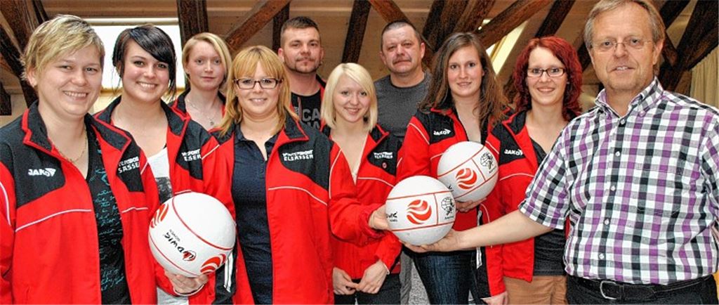 Die erfolgreichen Faustballerinnen (vordere Reihe vo.l.) Stephanie Frech, Larisssa Vetter, Irina Vetter, Jennifer Herbst, Kristina Schnaugst und Nadie Schnaugst mit Bürgermeister Henle. Beim Empfang m dabei: Julia Heerde, (hintere Reihe v.l.), Thomas Heerede, Manfred Schulz. Foto: Stahlfeld