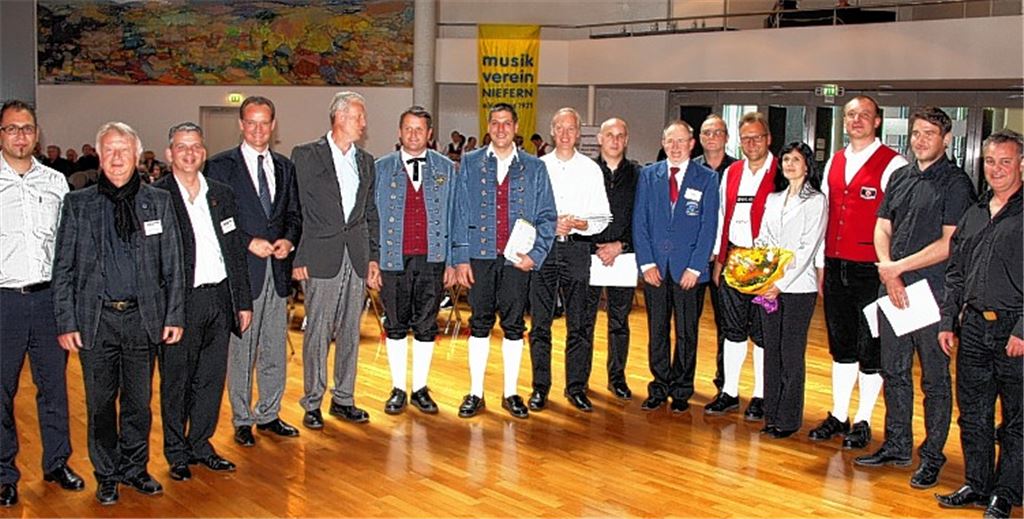 Die erfolgreichen Musiker freuen sich gemeinsam mit den Organisatoren des Wertespiels in Niefern-Öschelbronn über die Bestätigung ihrer Leistungen. Foto: Mummert