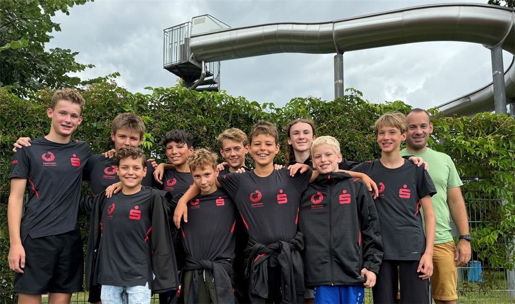 Die erfolgreichen Schwimmer des Theodor-Heuss-Gymnasiums Mühlacker mit ihrem Lehrer Christopher Jakobs (li.). Foto: Klassen