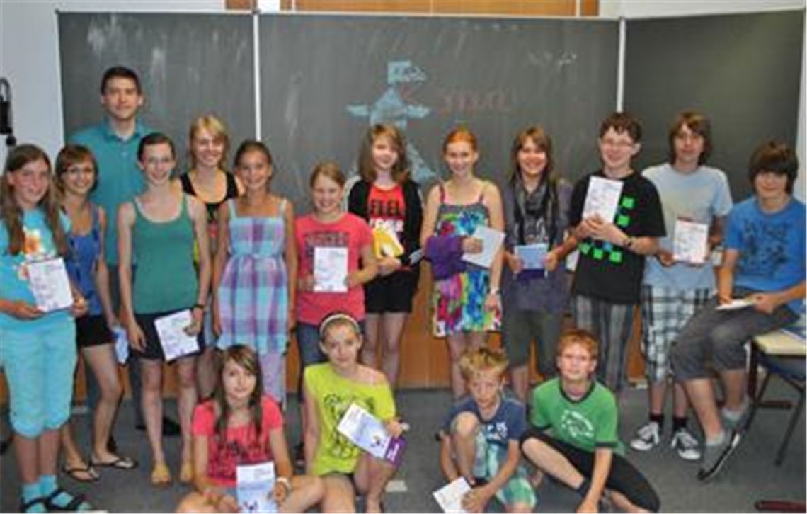 Die erfolgreichen Teilnehmer des Känguru-Wettbewerbs mit Alexander Dutt.  Foto: Stahlfeld