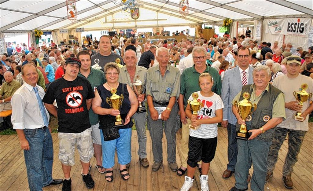 Die erfolgreichen Teilnehmer des Kameradschaftsfischens in Mühlhausen werden von Mühlackers Bürgermeister Winfried Abicht (li.), Oberbürgermeister Frank Schneider (3. v. r.) und Ehrenvorsitzendem Wolfgang Schreiber (5. v. r.) ausgezeichnet. Fotos: Stahlfeld