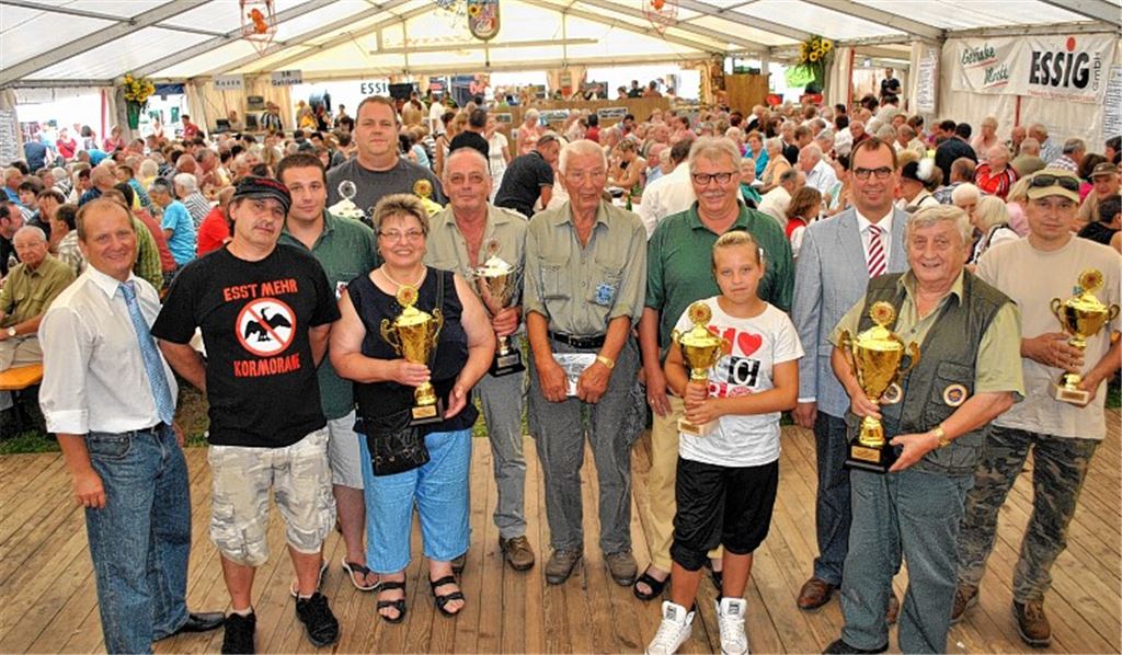 Die erfolgreichen Teilnehmer des Kameradschaftsfischens in Mühlhausen freuen sich über ihre Pokale. Jetzt stehen die Teilnehmer des Wettbewerbs im Visier der Tierschützer von PETA. 