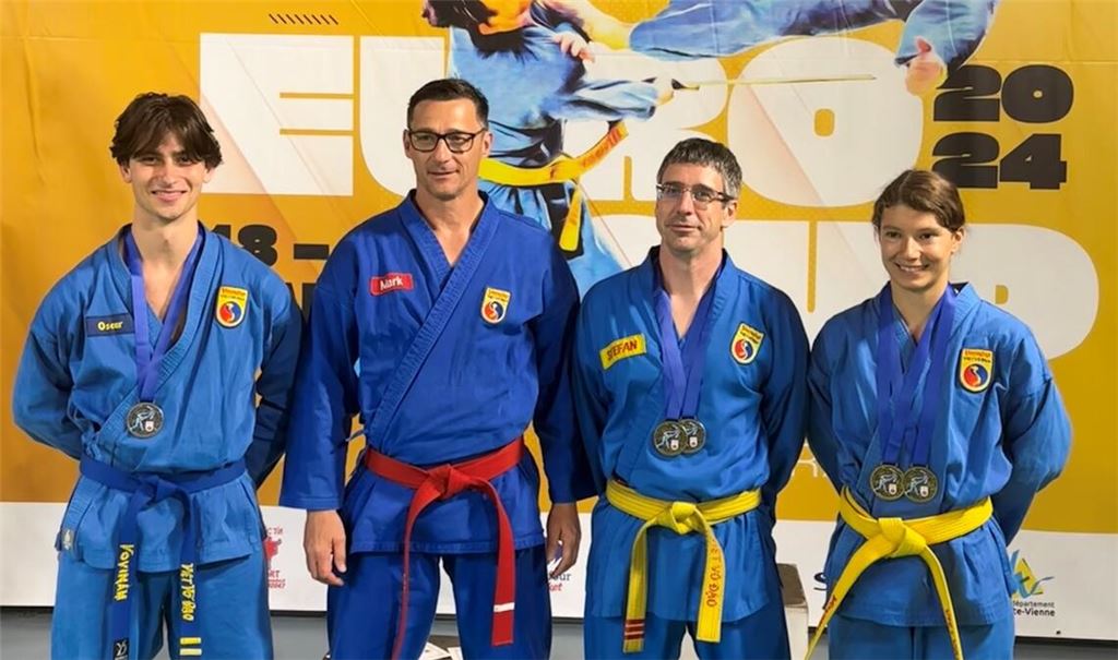 Die erfolgreichen Vovinam-Vertreter aus Mühlacker: Pauline Speidel (v.re.), Stefan Wirbatz, Trainer Mark Holzwarth und Oscar Thurm. Foto: privat