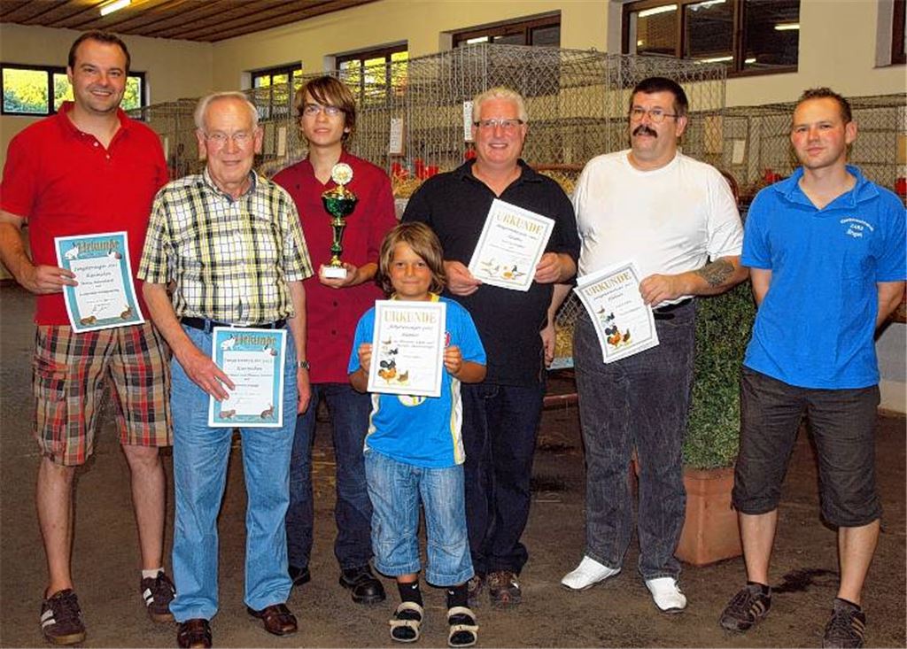 Die erfolgreichen Züchter des Illinger Kleintierzuchtvereins mit dem Vorsitzenden Marco Mannhardt (li.) freuen sich über Urkunden und einen Pokal als Anerkennung.