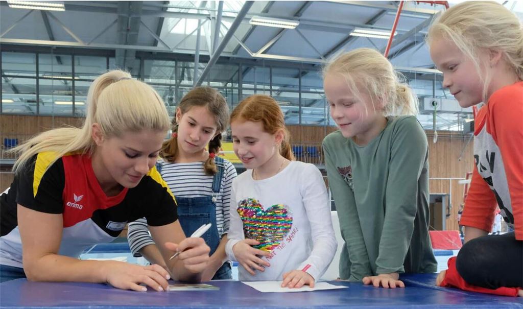 Die erfolgreichste deutsche Kunstturnerin, Elisabeth Seitz (li.), mit jungen Sportlerinnen
