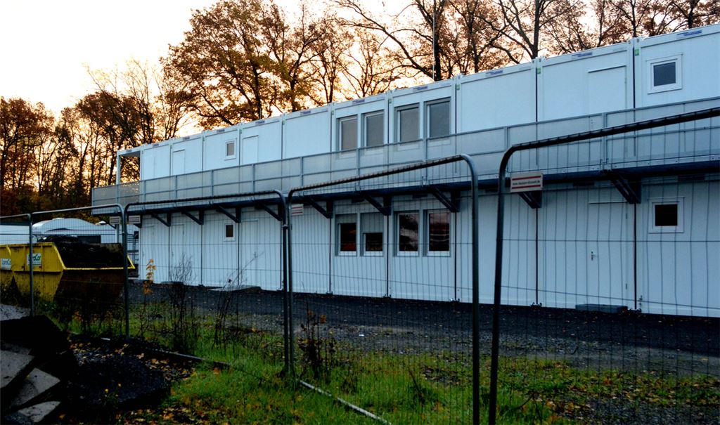 Die erste Containeranlage für Geflüchtete an der Wilhelmstraße steht und soll Ende des Jahres betriebsbereit sein, die zweite soll bald kommen. Foto: Stahlfeld