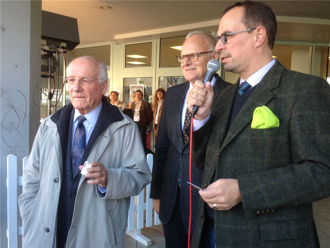 Die erste Gartenschau-Dauerkarte bekam Mühlackers Alt-Oberbürgermeister und Ehrenbürger Gerhard Knapp (li.) überreicht. Foto: Deeg