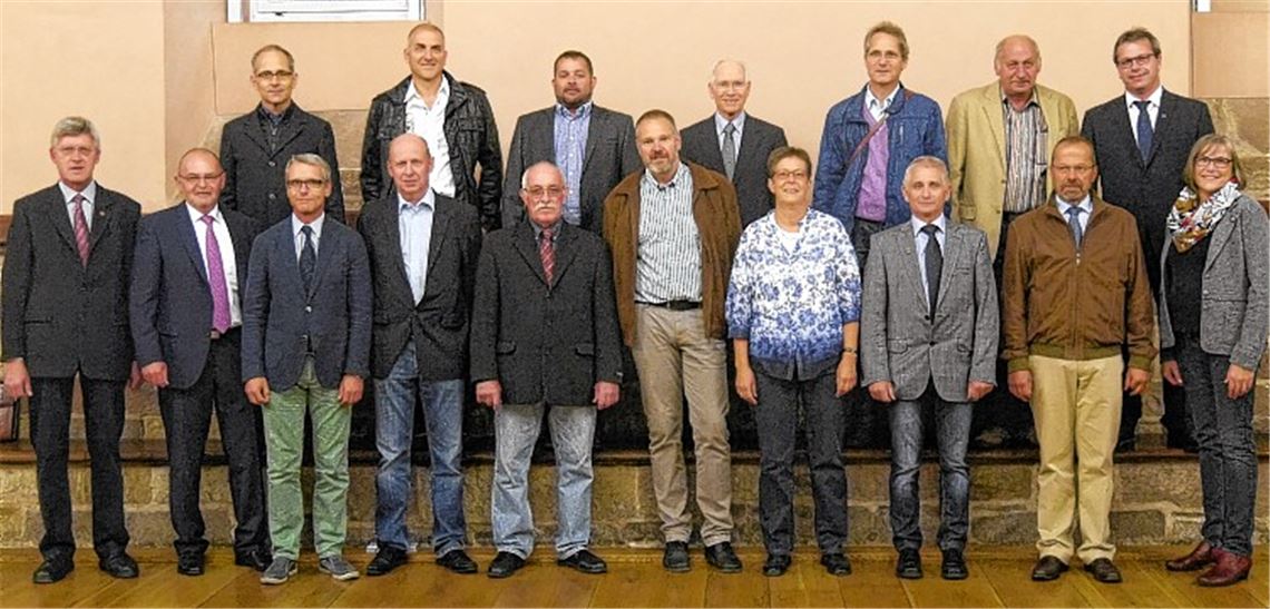 Die erste Herausforderung für den neuen Gemeinderat ist ein Fototermin, den die Bürgervertreter souverän meistern. Auf dem Bild fehlen Evelyn Lautenschlager und Dr. Jochen Birkle. 