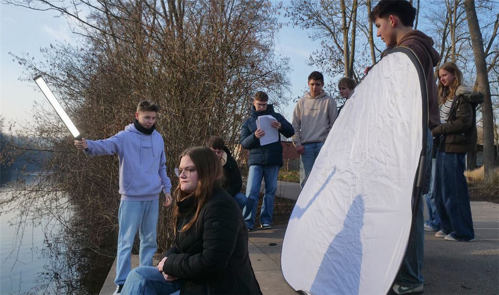 Die erste Klappe für das Filmprojekt über Gefahren im Internet fällt an der Enz. Foto: Friedrich