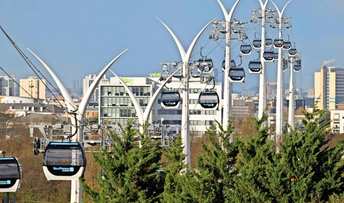 Die erste Seilbahnverbindung im Großraum Paris ist seit Ende letzten Jahres in Betrieb. Stuttgart debattiert ausführlich über das Für und Wider einer solchen Lösung.
